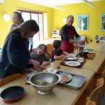 Olatz, Urko y su padres preparando platos de Europa